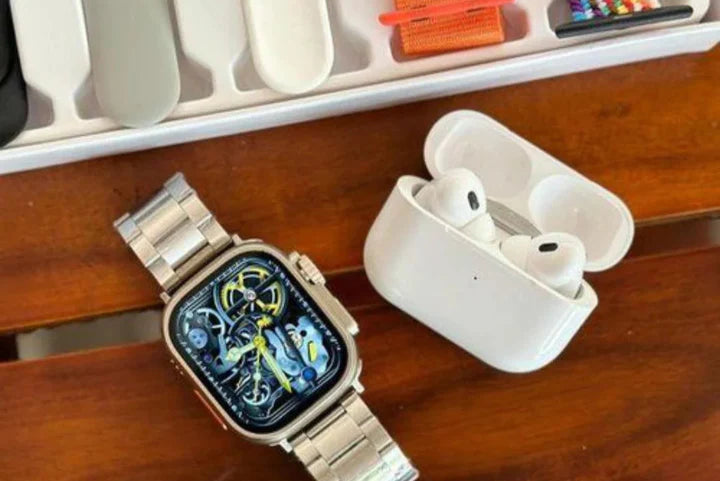 I20 Ultra Max Suit - Smartwatch & Airpods Combo with 7 Straps
